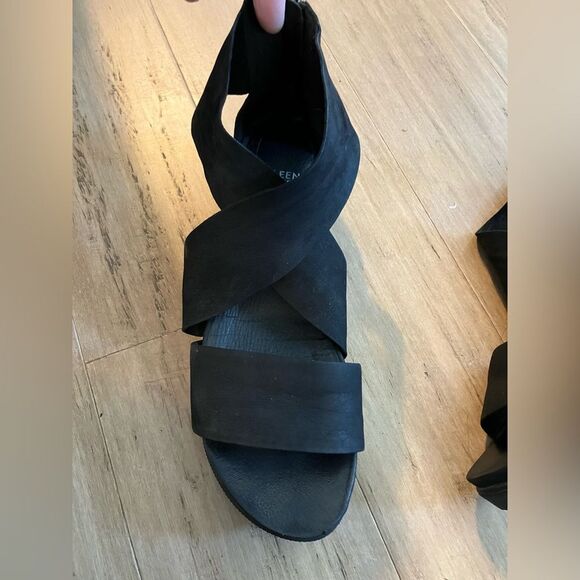 Eileen Fisher quality black soft leather cross strap zip in back women’s shoes!9 - Picture 5 of 10